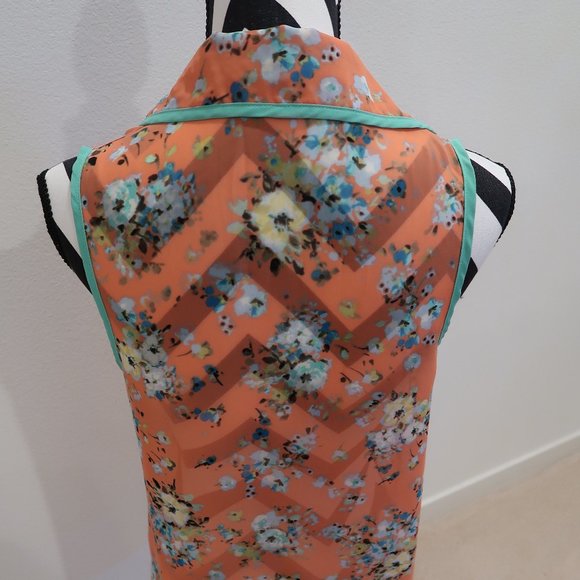 Floral Sleeveless Top with Collar - Picture 5 of 6